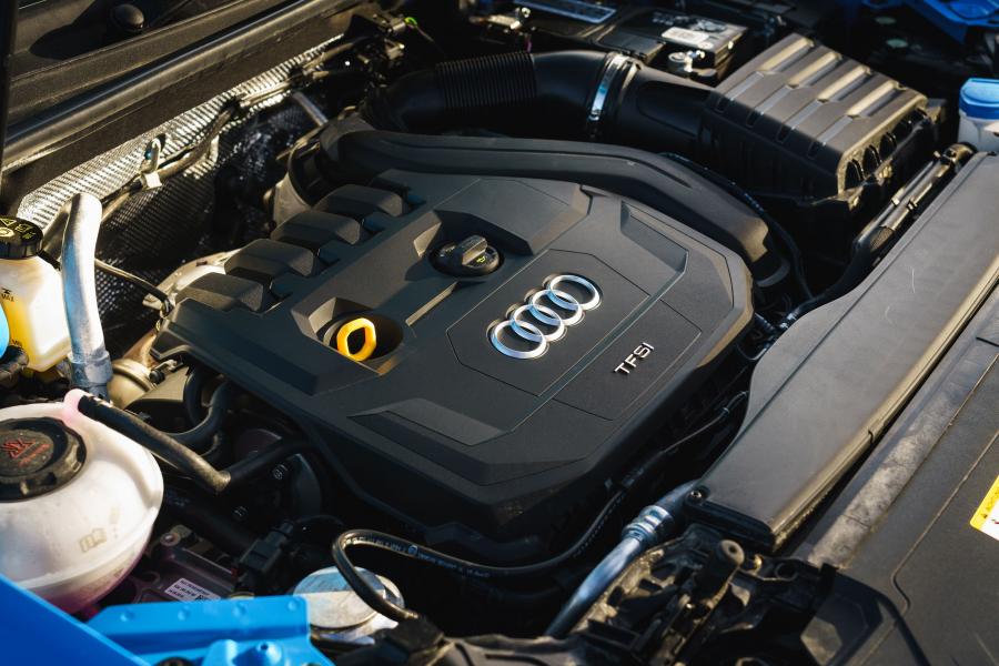 Моторный отсек Audi Q3 35 TFSI S-Line (8U) 2018 года  (UK) (фото 17 из 40)